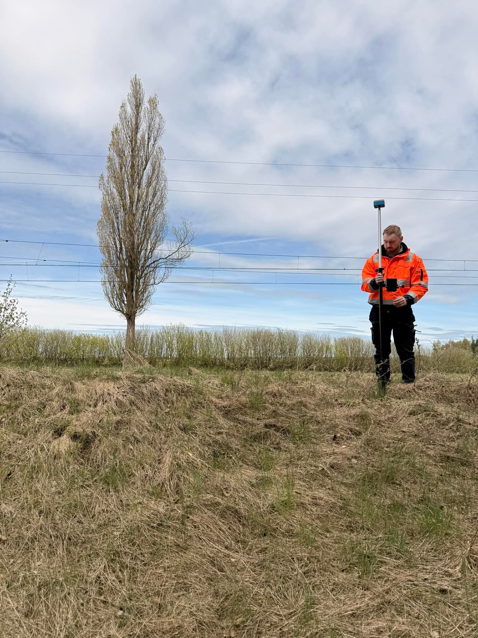 Tachimetr geodezyjny na tle inwestycji budowlanej